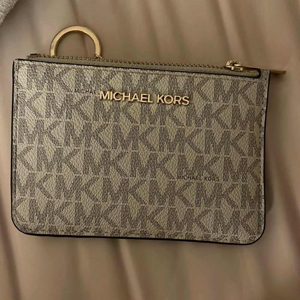 Micheal Kors Women’s Wallet, perfect for those who love everything luxury!